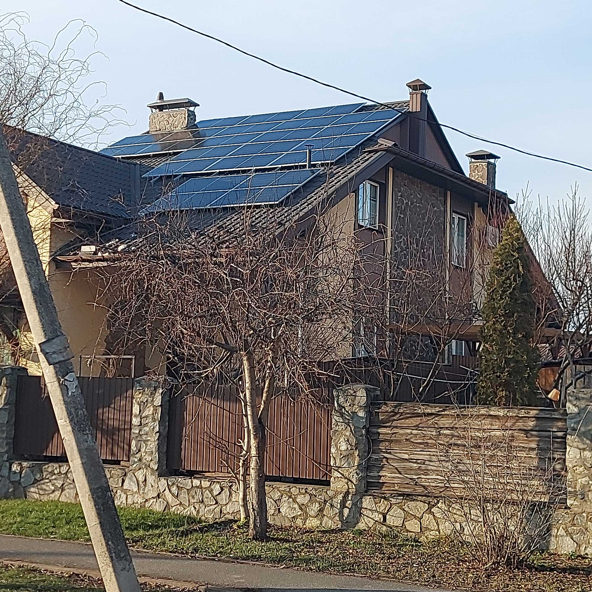 Будинок з гібридною сонячною станцією